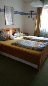 two beds sitting next to each other in a bedroom at Ferienwohnung - a69392 in Missen-Wilhams