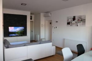 瓦拉日丁的住宿－Luxury apartment Anabella，客厅配有白色沙发和电视