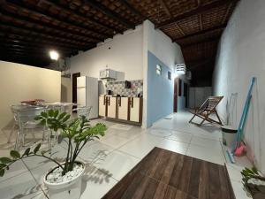 a room with a table and chairs and a plant at Kadosh in São Luís