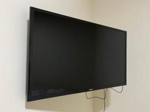 En tv och/eller ett underhållningssystem på Kadosh