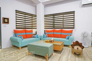 A seating area at 忘憂海HappinesSea