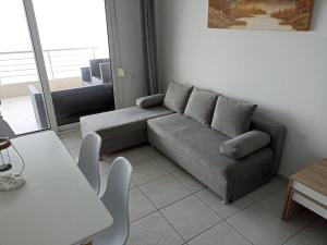 ein Wohnzimmer mit einem Sofa und einem Tisch in der Unterkunft By the sea with great view luxury in Siviri