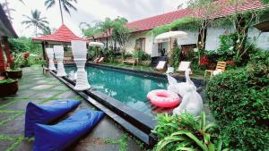 een zwembad met opblaasbare dieren in een tuin bij Villa Padi Cangkringan in Yogyakarta