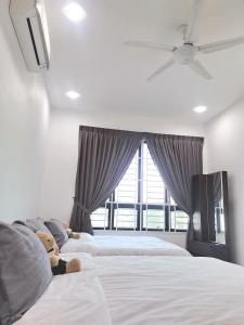 um quarto com 2 camas e uma grande janela em SkyView em Johor Bahru