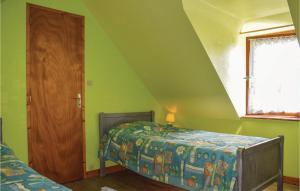 1 dormitorio con 1 cama y puerta de madera en Amazing Home In Plhdel With 2 Bedrooms And Wifi en Pléhédel