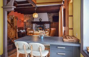 una cocina con una isla grande con 2 sillas blancas en Amazing Home In Plhdel With 2 Bedrooms And Wifi en Pléhédel