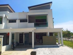uma grande casa branca com muitas janelas em Pangkor L29, Dream Island Homestay em Kampong Sungai Udang