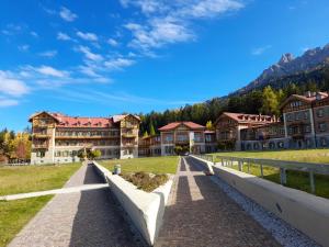 vista su un grande edificio con montagne sullo sfondo di Guesthouse - Cultural Center Gustav Mahler a Dobbiaco