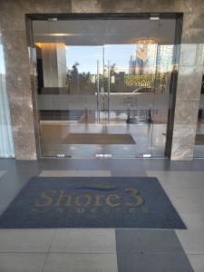 マニラにあるA&R Condo by the Bayの建物入口のウェルカムマット