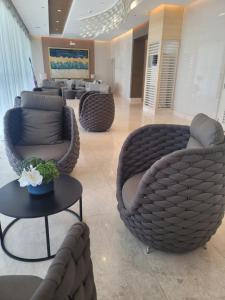 マニラにあるA&R Condo by the Bayのソファ2つとテーブルのあるリビングルーム