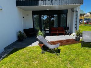 una sedia seduta sull'erba in un cortile di FeWo Aurora am Bodensee a Friedrichshafen