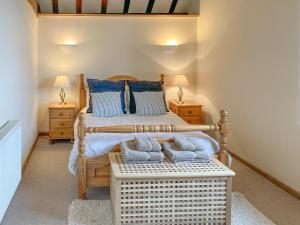 1 dormitorio con 1 cama con toallas en The Hop Bind, en Bromyard