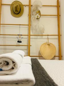 Cette chambre comprend un lit avec des serviettes et un chapeau. dans l'établissement Rooms & Apartments La Casa di Loreto, à Rovinj