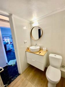 ハニア・タウンにあるArt Homeのバスルーム(白いトイレ、鏡付)