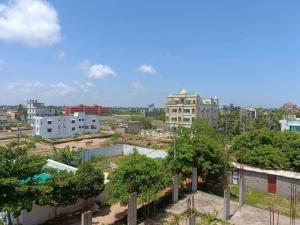 - une vue sur une ville avec des arbres et des bâtiments dans l'établissement Goroomgo Silicon Residency Puri Near Sea Beach - Parking & Lift Facilities - Best Hotel in Puri, à Purî
