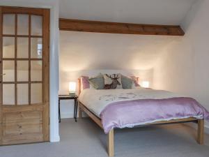 um quarto com uma cama grande e um tecto em madeira em The Swiss Cottage em Pickering