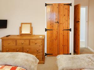 1 dormitorio con tocador y espejo en un tocador en The Old Barn en Wansford