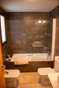 łazienka z wanną, toaletą i umywalką w obiekcie Beautiful Apartment Casa Mundo Aguilón w mieście San Juan de los Terreros