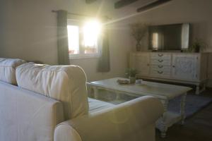 ein Wohnzimmer mit Sofa und Tisch in der Unterkunft Apartment Barone Šibenik - city view & free parking in Šibenik