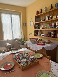 uma mesa com uma bandeja de comida em le murazze em Dego
