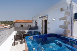 Kép Avli Village Home with Outdoor Jacuzzi szállásáról Vafészben a galériában