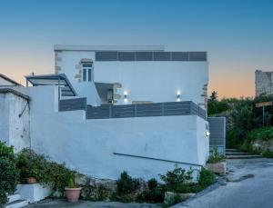 Kép Avli Village Home with Outdoor Jacuzzi szállásáról Vafészben a galériában