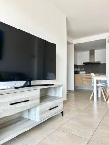 a living room with a large flat screen tv at Apartament Familiar Av. Tarragona in Roses