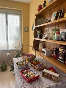 uma cozinha com uma mesa com comida em le murazze em Dego