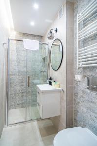 ein Badezimmer mit Dusche, Toilette und Waschbecken in der Unterkunft Góry i Doliny in Kazimierz Dolny + 21 Fotos