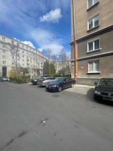 rząd samochodów zaparkowanych przed budynkiem w obiekcie Friendly Apartment w Krakowie