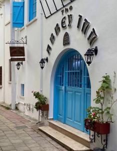 eine blaue Tür an der Seite eines Gebäudes in der Unterkunft Bellapais Abbey Boutique Hotel in Kyrenia