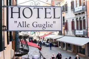 un cartello per un hotelale guiggle appeso su una strada di Alle Guglie Boutique Hotel a Venezia