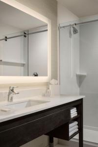 W łazience znajduje się umywalka i lustro. w obiekcie Fairfield by Marriott Waterbury Stowe w mieście Waterbury