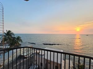 einen Balkon mit Blick auf das Meer und den Sonnenuntergang in der Unterkunft Venus Phu Quoc Hotel in Phu Quoc