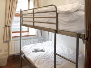 シーハウシズにあるThe Coracleの二段ベッドが備わる小さな客室のベッド1台分です。