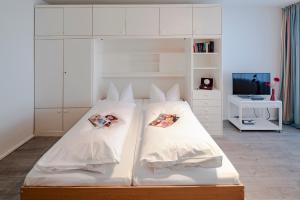Кровать или кровати в номере Top Appartements Roth am Strande