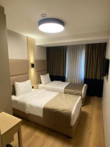 Habitación de hotel con 2 camas y TV en Otel Yenikapı en Estambul