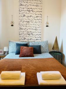 1 dormitorio con 1 cama grande y 2 almohadas en Rooms & Apartments La Casa di Loreto, en Rovinj