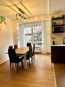 a dining room with a table and chairs and a window at LA ISLA DE PEREZ GALDOS in Logroño