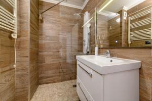 トレビエハにあるBergantin Sea View Apartmentのバスルーム(白いシンク、シャワー付)