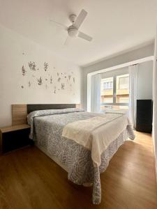 a bedroom with a bed and a ceiling fan at LA ISLA DE PEREZ GALDOS in Logroño