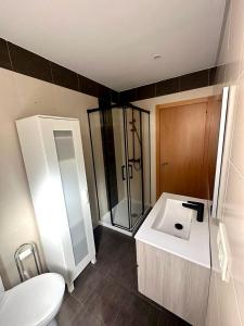 a bathroom with a sink and a shower and a toilet at LA ISLA DE PEREZ GALDOS in Logroño