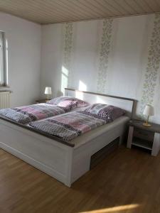 sypialnia z dużym łóżkiem z dwoma lampami na stołach w obiekcie Ferienwohnungen am Schwanenteich w mieście Mühlhausen
