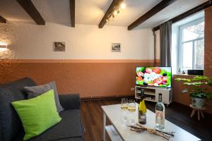 a living room with a couch and a tv at Ferienwohnung Ginsterberg in Traben-Trarbach