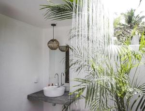 Ένα μπάνιο στο 7BD Surf House