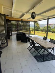 A seating area at Villa Green garden Még 37 kép