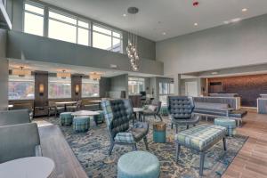 un hall avec des chaises et des tables ainsi qu'une salle d'attente dans l'établissement Residence Inn by Marriott Providence Lincoln, à Lincoln