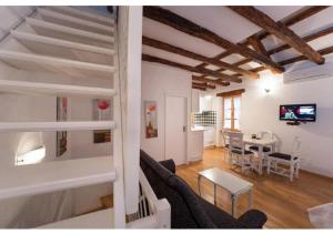 una sala de estar con un sofá y una mesa en San Cristoforo Accommodations Rovinj - Garzotto, en Rovinj