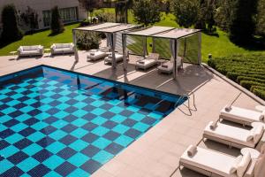 安卡拉的住宿－JW安卡拉萬豪酒店，游泳池的形象,游泳池的椅子和凉亭
