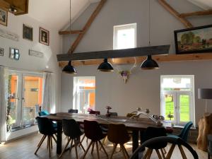 ein Esszimmer mit einem großen Holztisch und Stühlen in der Unterkunft Ferienhaus Arendsee in Arendsee